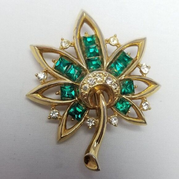 Vintage Green Rhinestone Leaf Shape Brooch, Gold Tone Setting, Estate - Picture 1 of 6